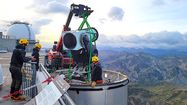 Installation d'un nouveau télescope à l'Observatoire du Pic du Midi de Bigorre.